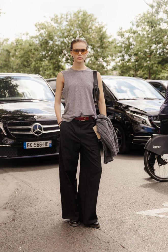 T恤+阔腿裤、背心+阔腿裤，今年夏天最火搭配，谁穿谁好看！