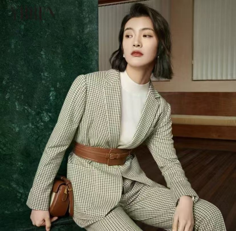 时尚新趋势：格纹西装套装引领职场穿搭新风潮