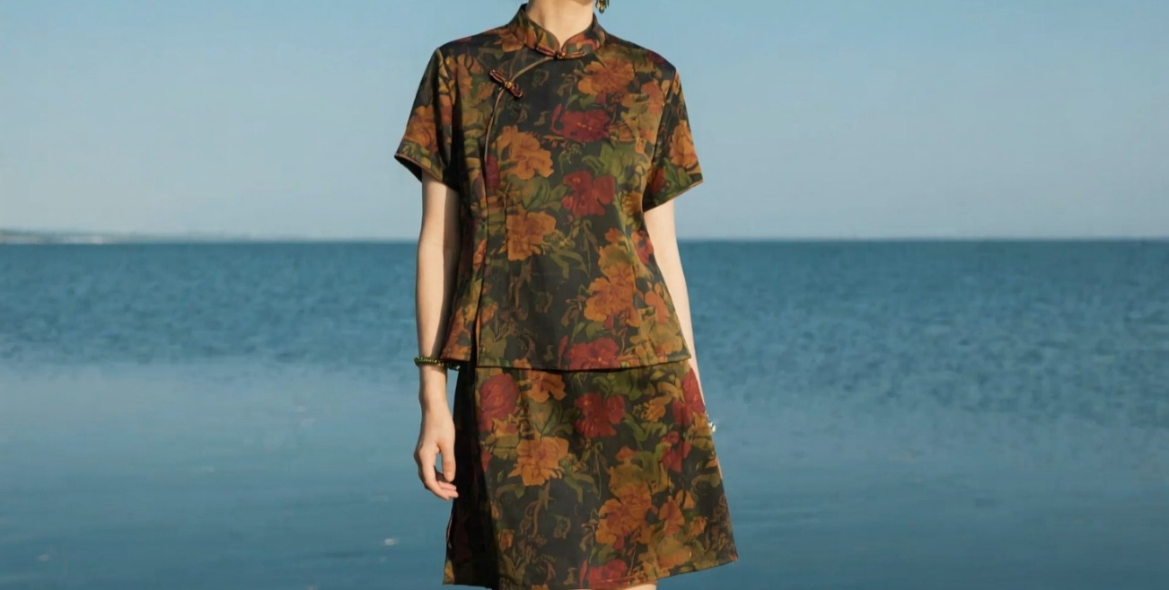  2025时尚新风尚：香云纱衣服搭配演绎多元魅力