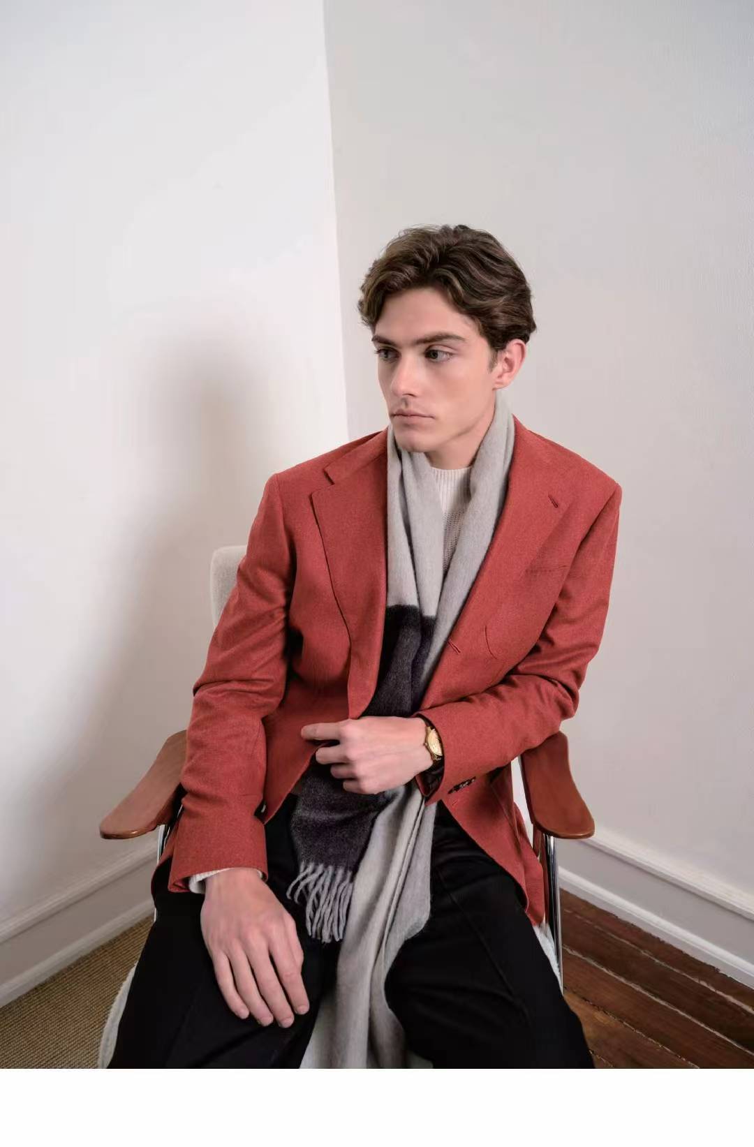 亮色西装的搭配