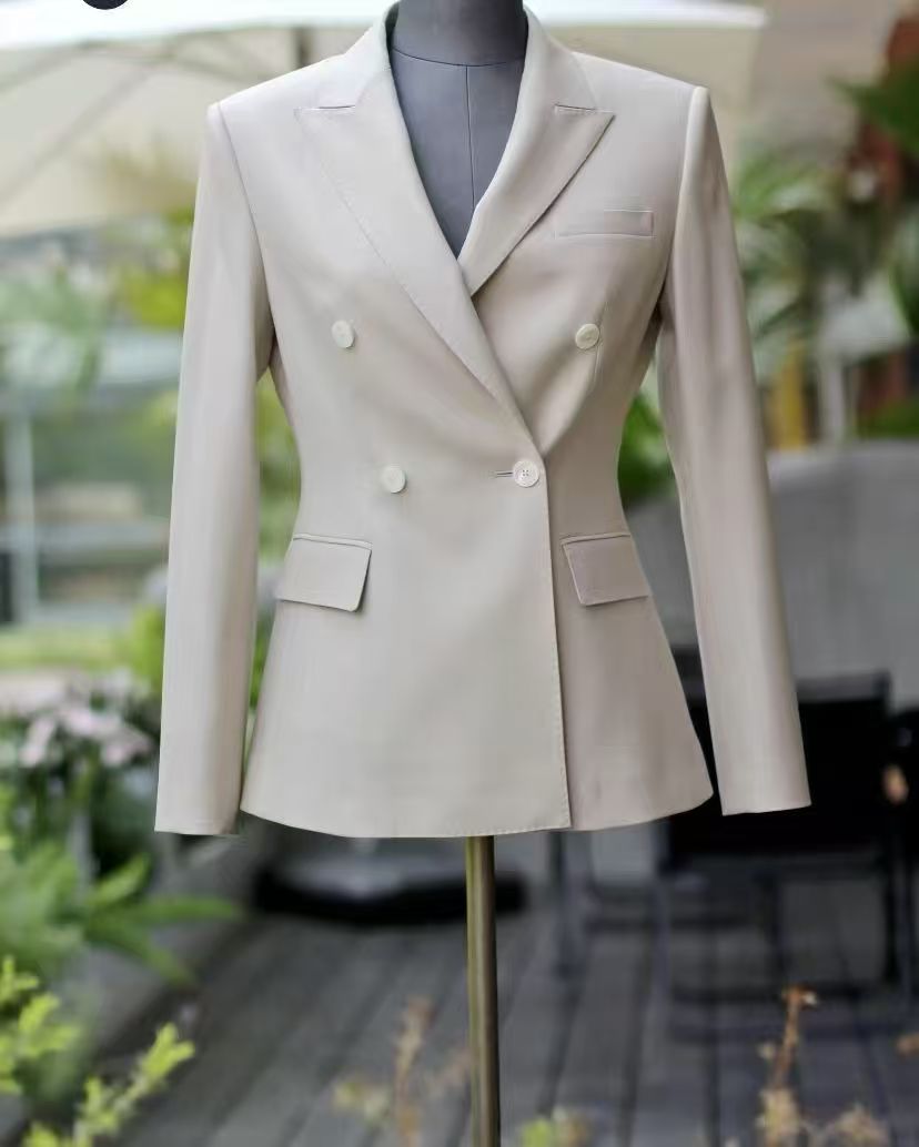 谁说西装是男生的专属