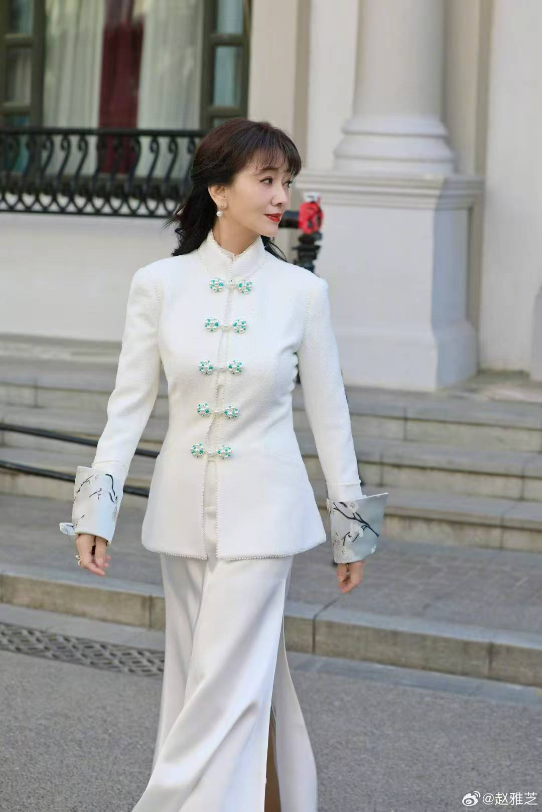 皎月盈怀：新中式白色套装的空灵美学