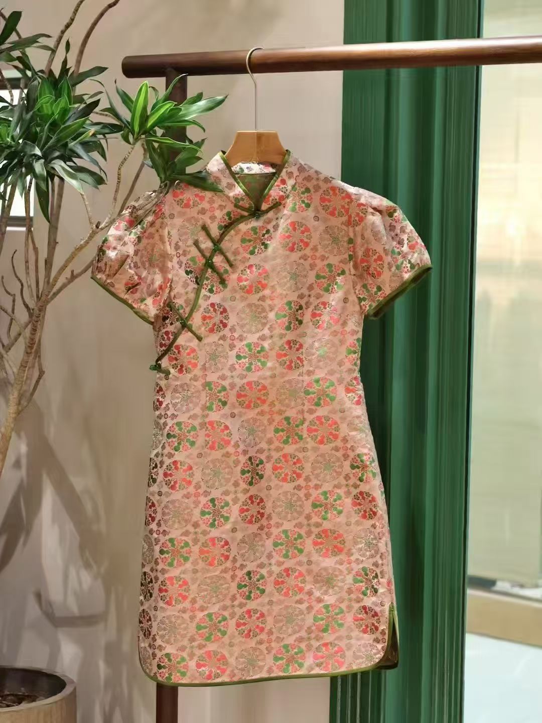 古韵新姿：一件传统旗袍的时尚魅力