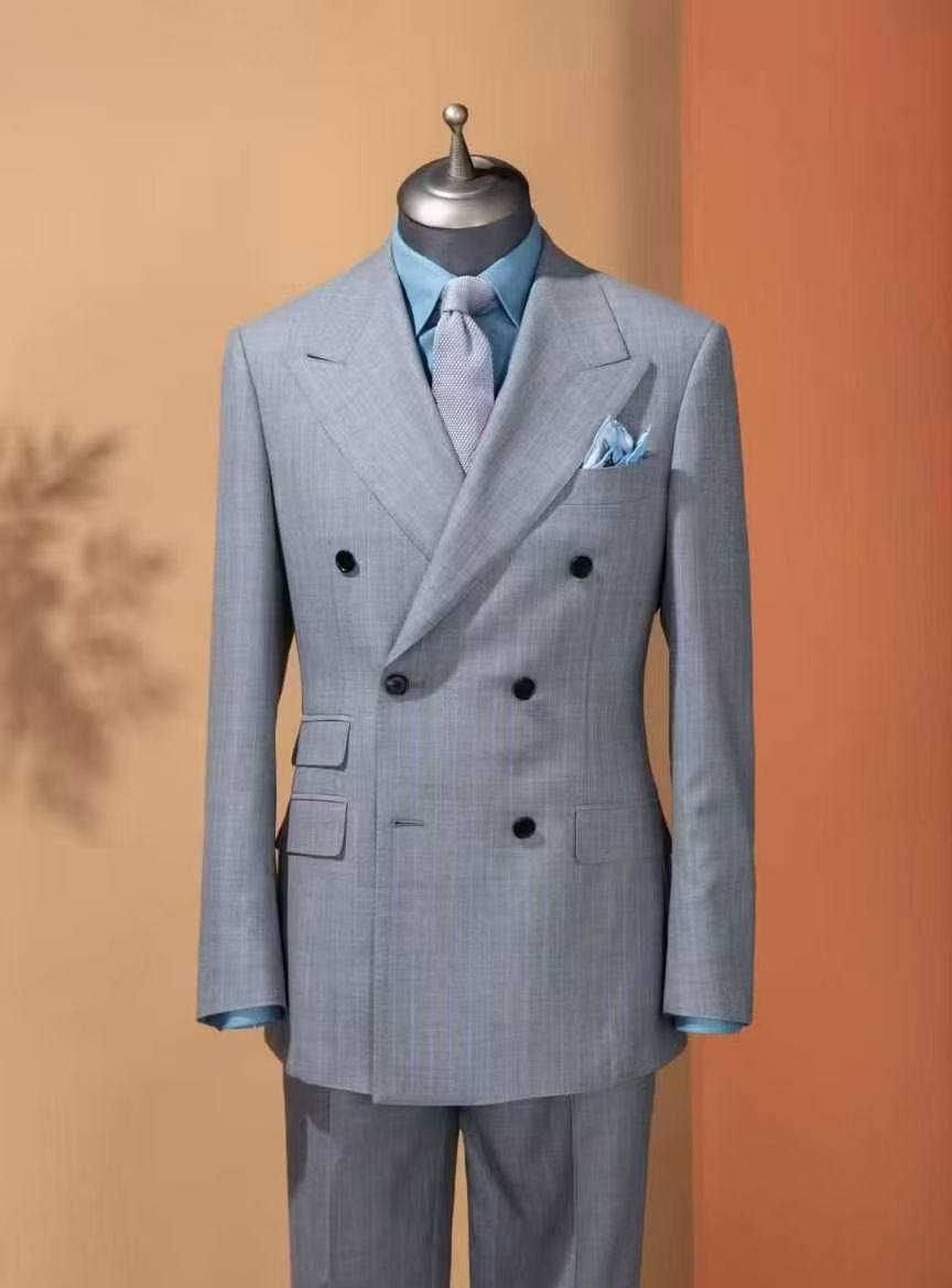 当浅灰的克制遇上条纹的秩序感