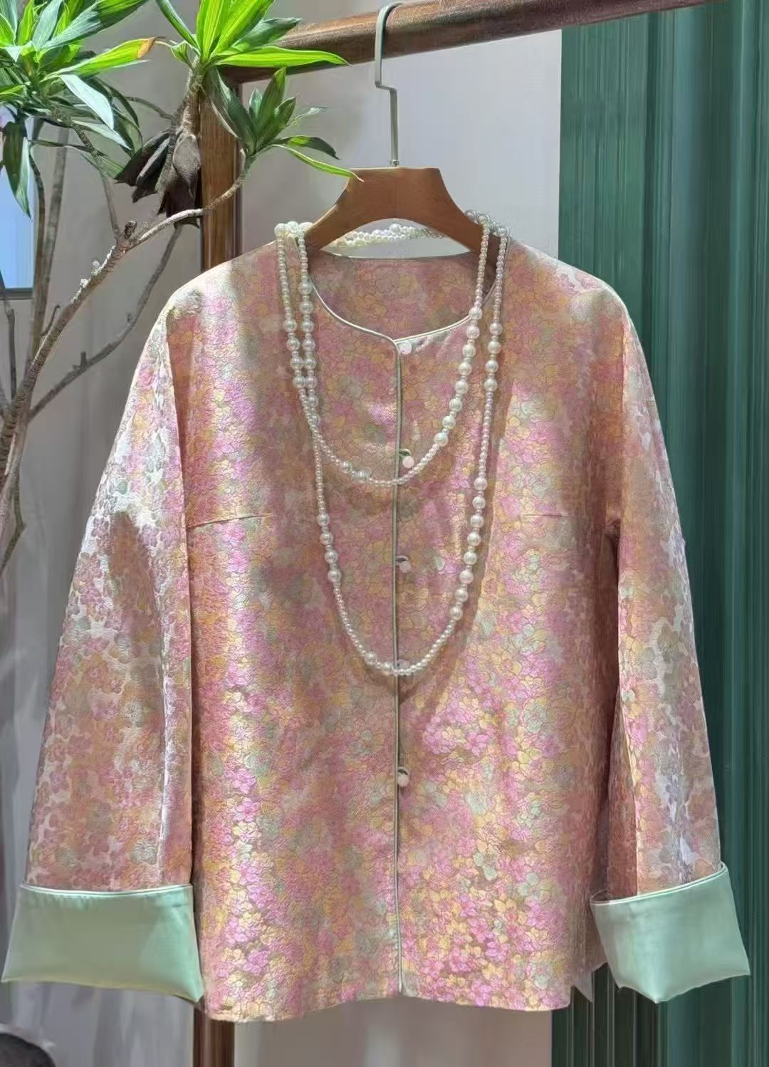 优雅复古风：繁花似锦的珍珠扣开衫