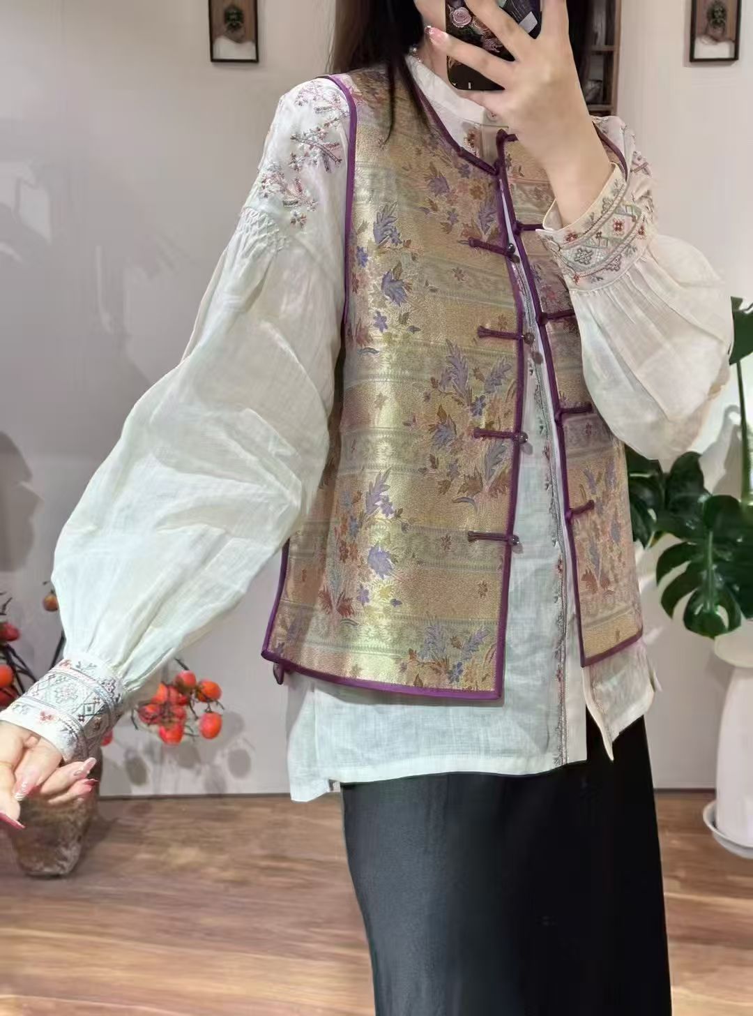 传统与时尚的交融：中式刺绣马甲套装的魅力