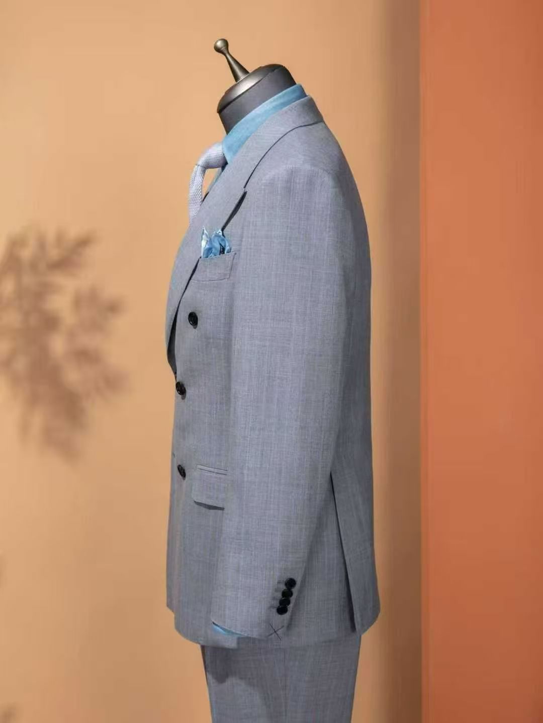 商务精英的必备：浅灰色双排扣西装
