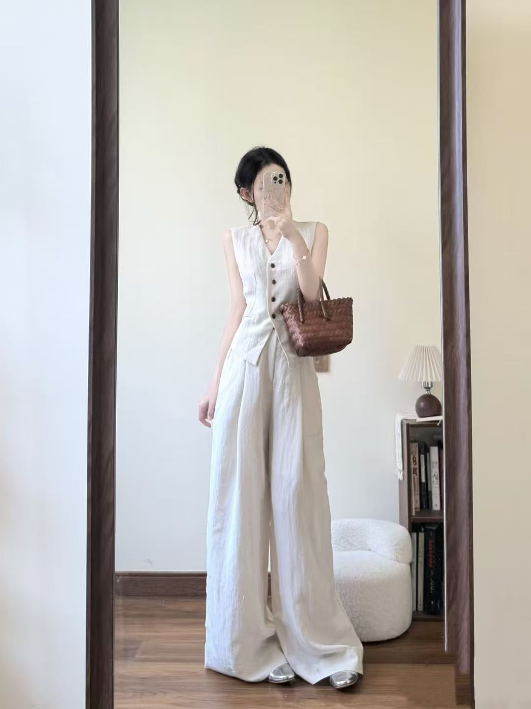 日常出行必备！米白色套装的百搭魔力