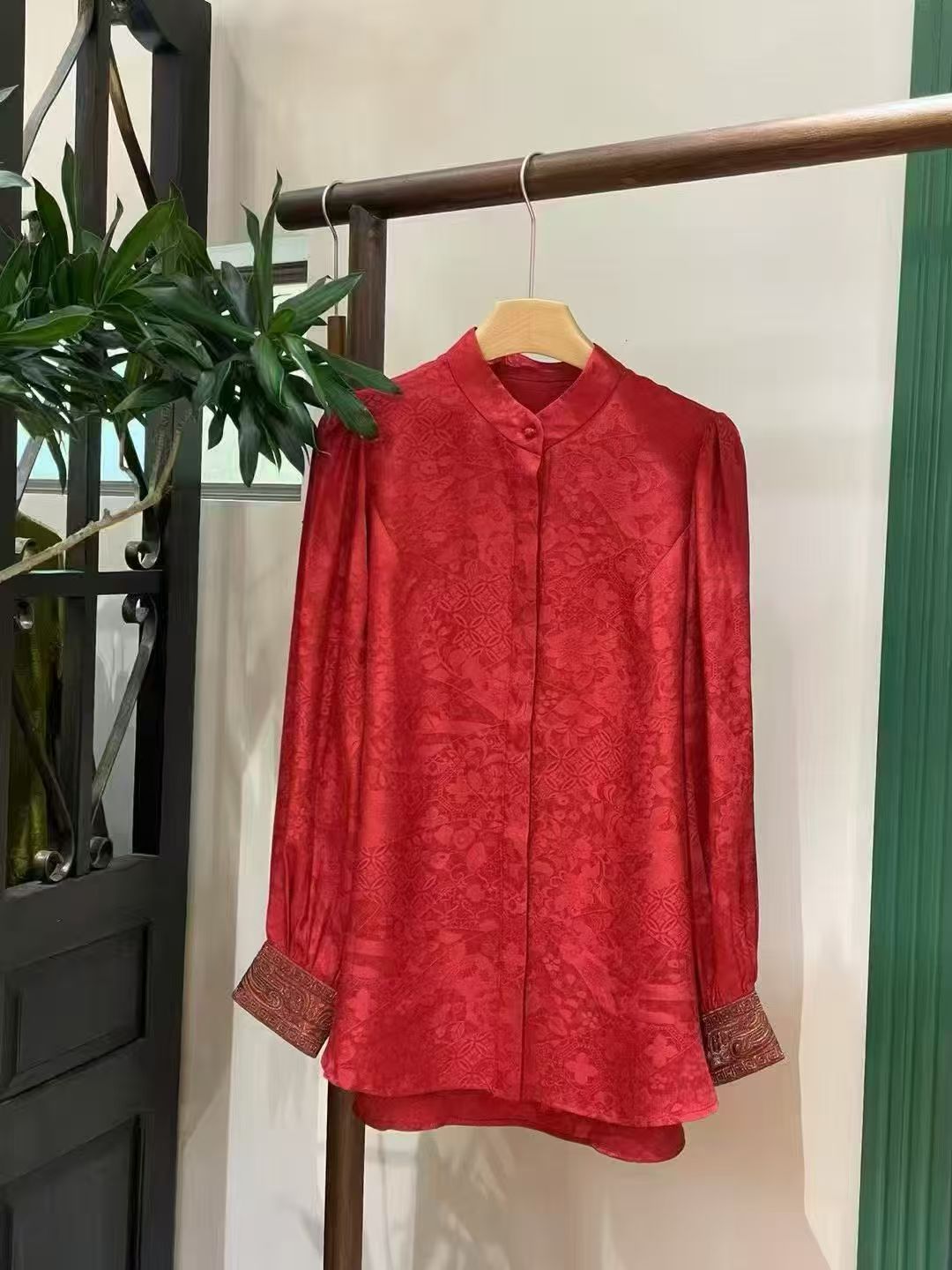 一抹红韵里的东方雅致